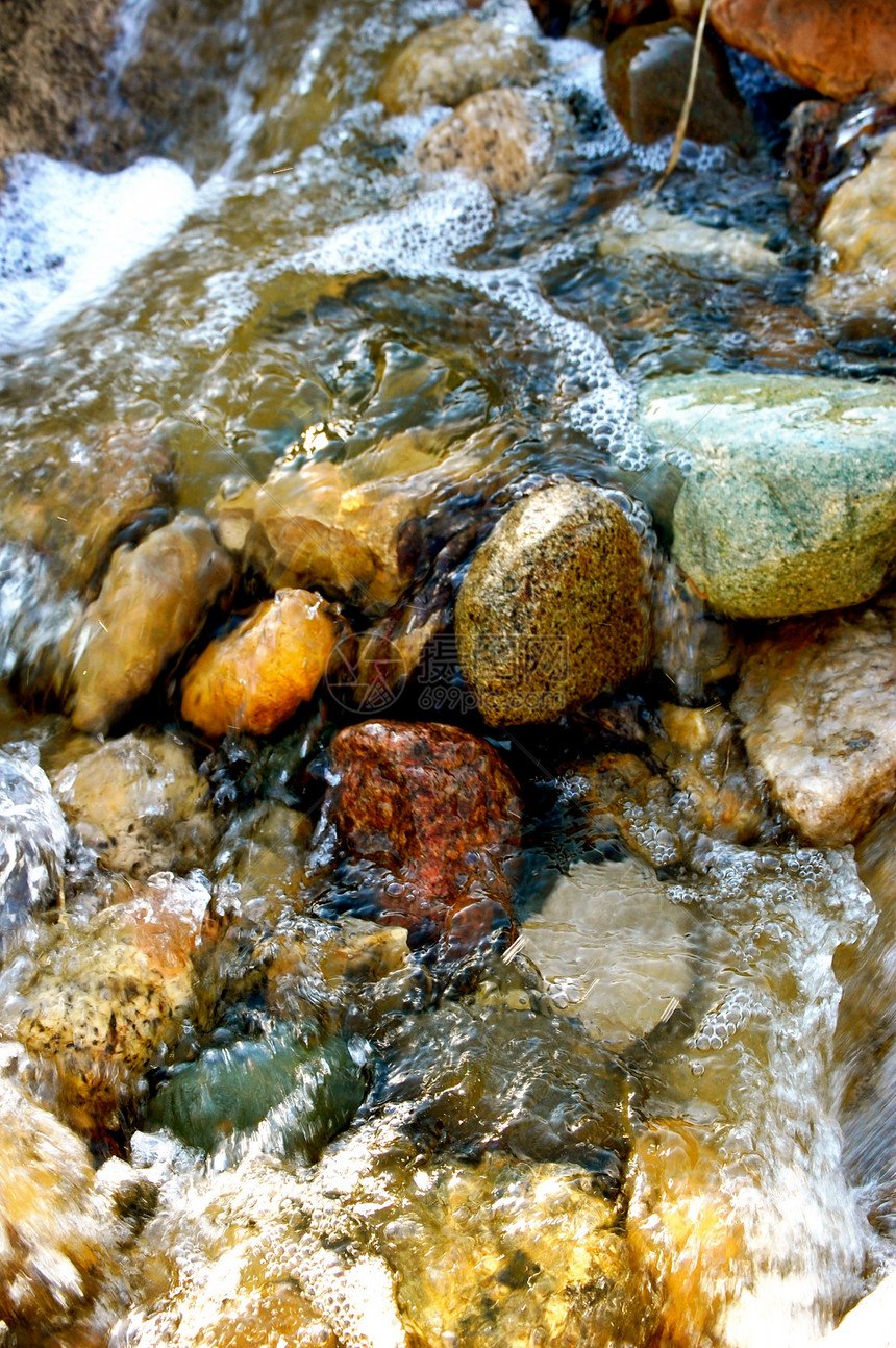 岩石和水瀑布石头图片