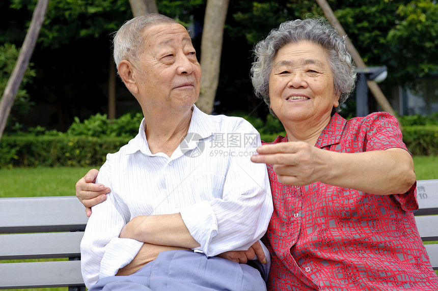 一对亲密的老年夫妇享受摄影头发母亲夫妻女性男性丈夫灰色感情图片
