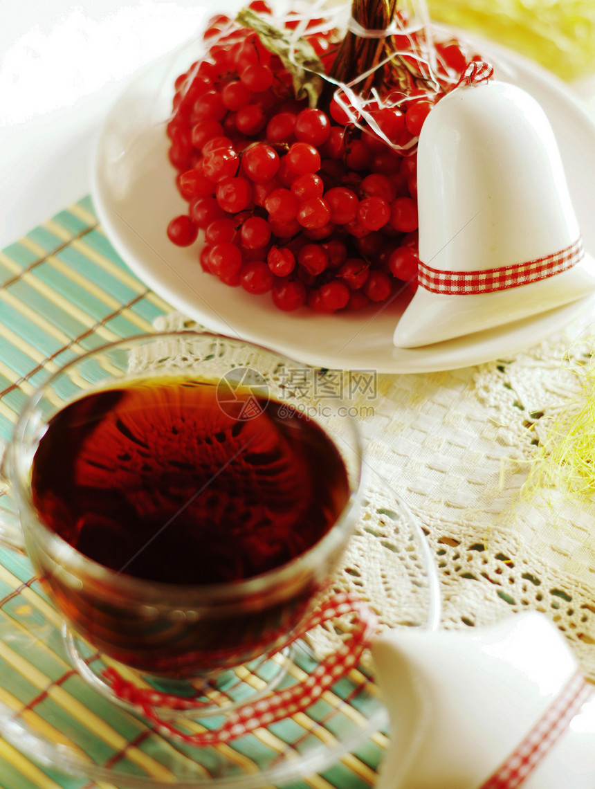 雪球浆果和茶杯木头食物时间餐具葡萄干文化美食桌子玻璃液体图片