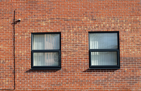 砖墙中的窗口商业建筑学职场红色玻璃反射日光建筑前提办公室背景图片
