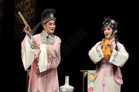 美丽的中国传统歌剧女演员 穿着戏剧服装的戏服女士彩绘艺术遗产戏装想像力成人服饰戏剧性面部背景