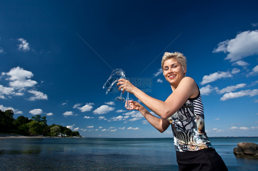 女童和女童水天空口渴玻璃容貌蓝色女孩乐趣图片