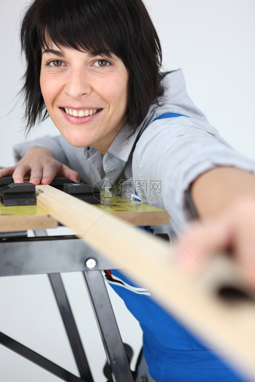 女性木匠进行测量;图片