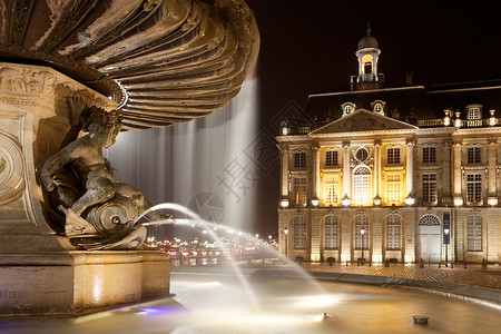 三个恩典的不老泉 波尔多 吉隆德历史照明旅游交易所历史性美德正方形喷泉城市建筑学背景图片