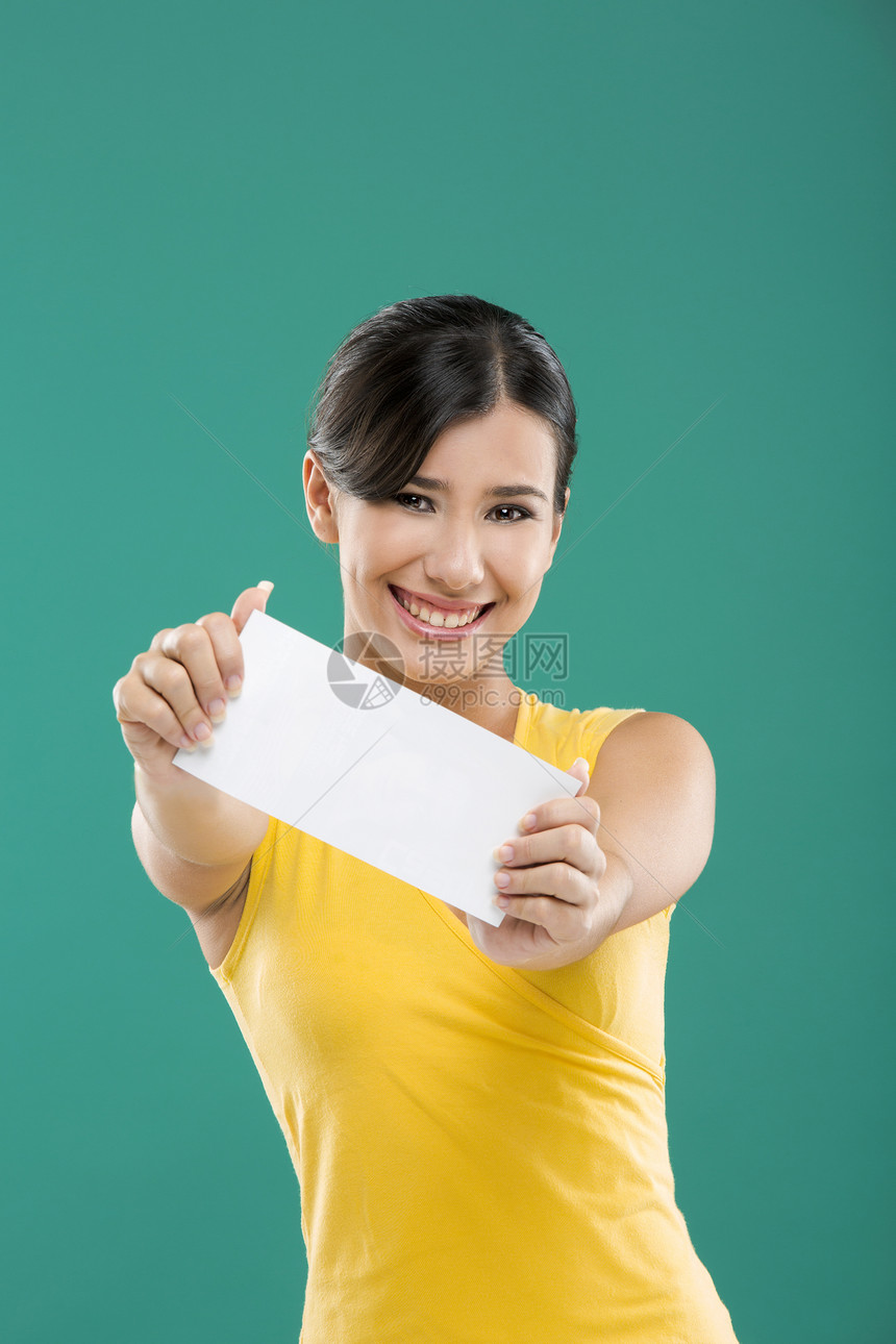 持有白纸卡绿色营销微笑广告展示黄色推介会卡片木板女孩图片