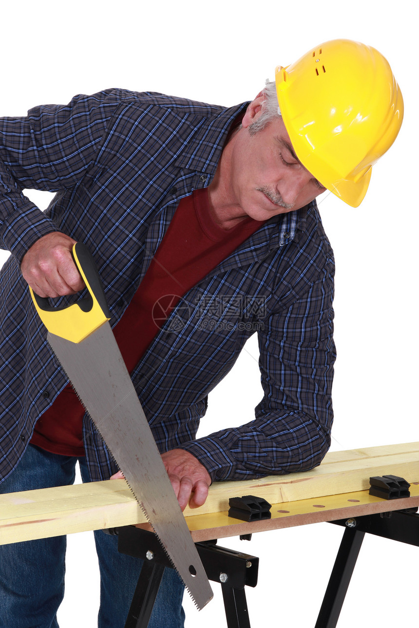 建筑工人锯锯木板木图片