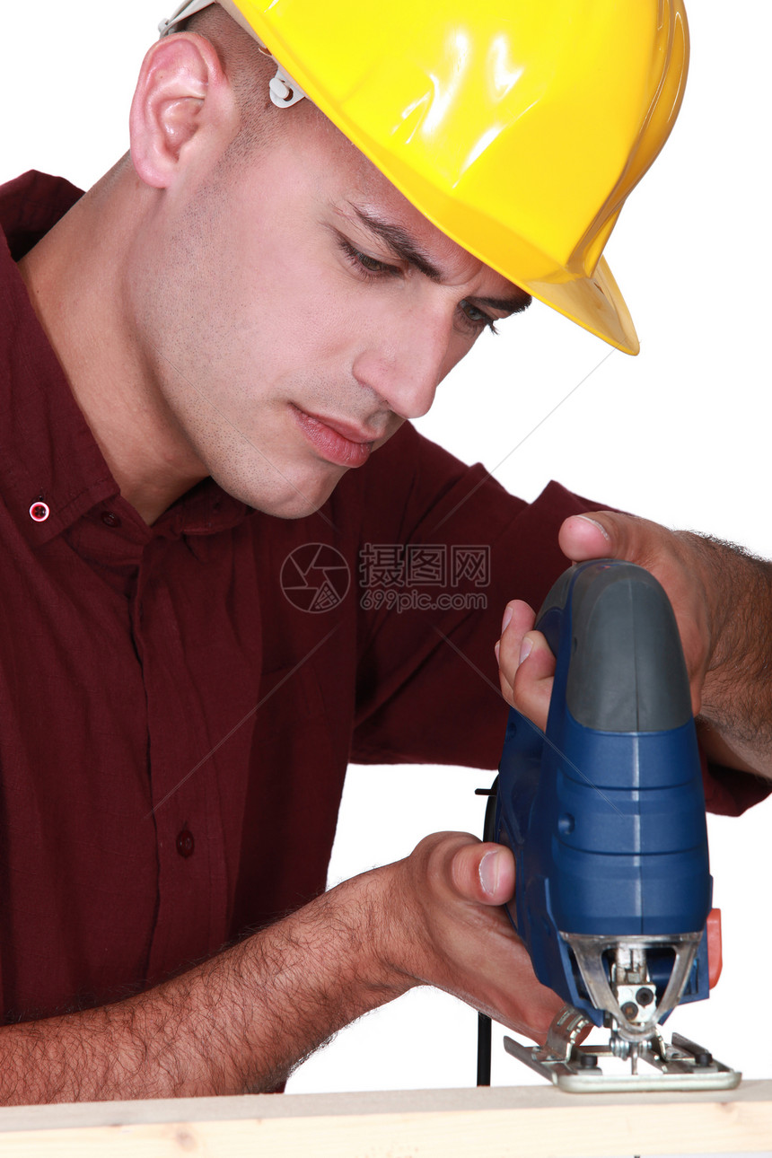 商务人士使用拼锯机器眉头专注力量工人帽子操作刀刃零售商商务图片