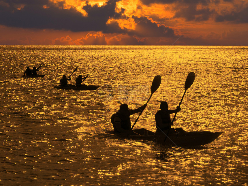 日落时偷袭男人独木舟假期日出游客活动闲暇旅行冒险旅游图片