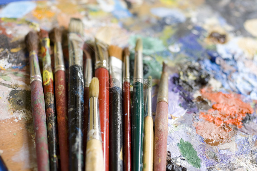 画笔和调色板兔子树木绘画工作坊学校蛋彩画油漆生活油画艺术图片
