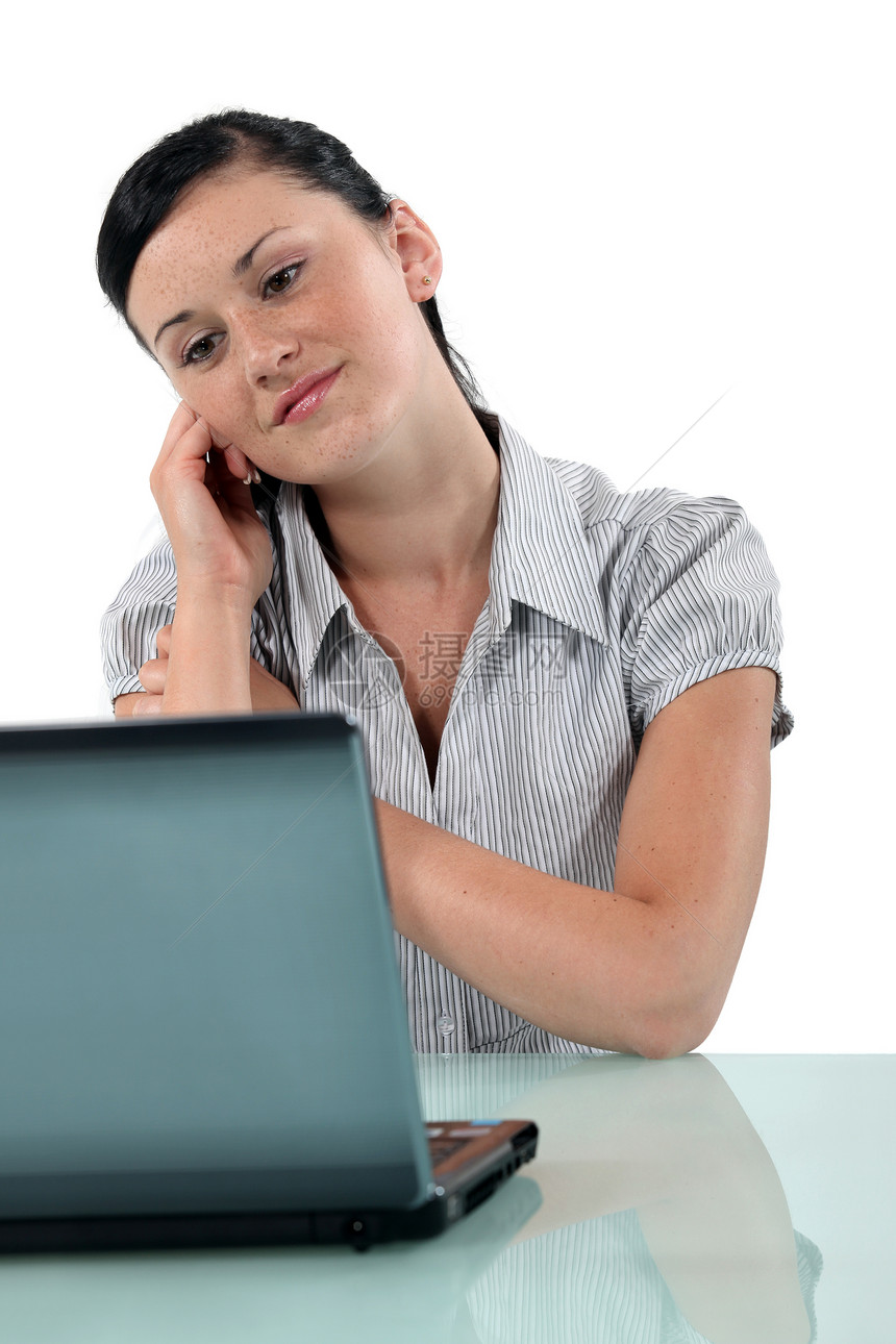 女性在笔记本电脑前做白日梦居家桌子互联网办公室商务办公技术冲浪商业沉思图片