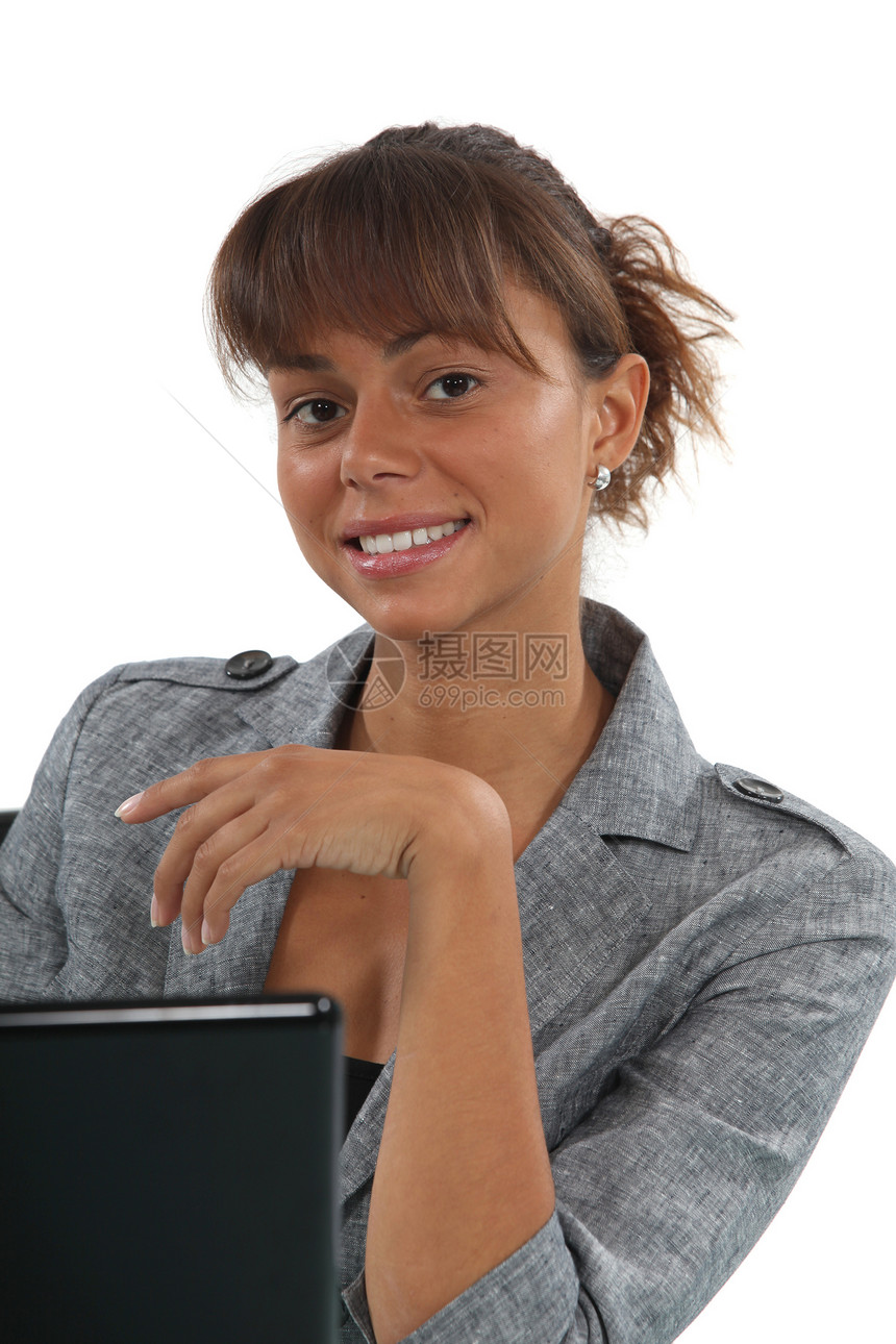 年轻女性当着电脑的面图片