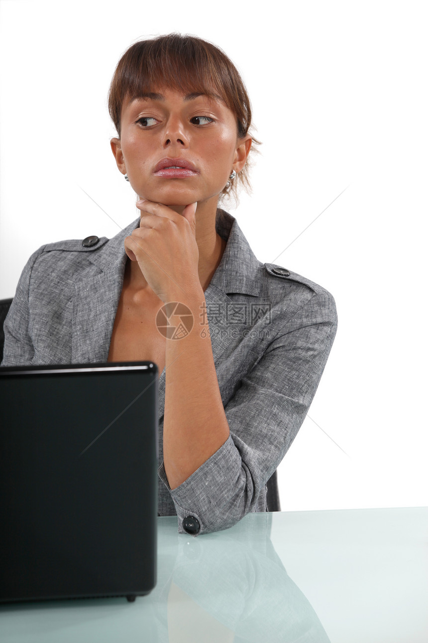 商业妇女思考职场商务金融人士手指顾问套装电脑桌子笔记本图片