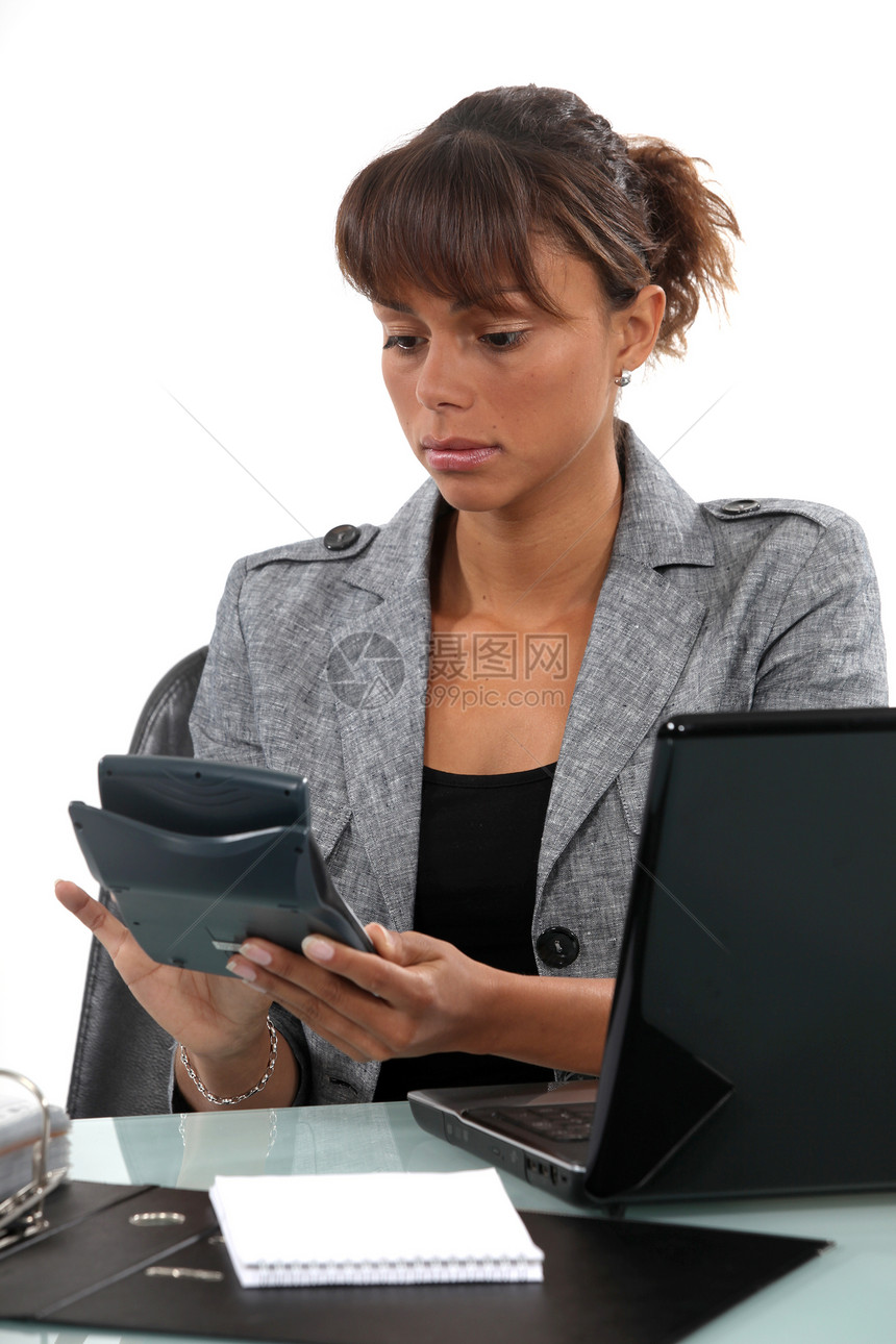 拥有计算器的女商务人士庄家职业预测商务技术办公室会议顾问掌柜电脑图片
