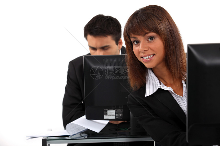 办公室工作人员在台式计算机上办公桌子相机大堂中年人男人写作职场商业女性微笑图片