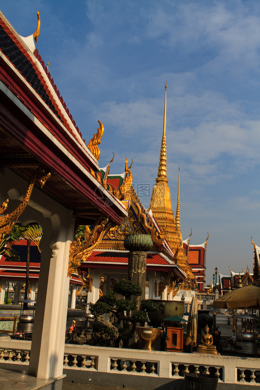 寺庙游客金子雕塑佛教徒宗教历史建筑艺术旅行雕像图片