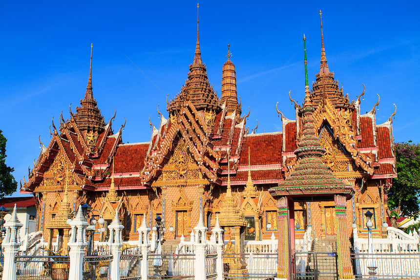 泰国佛陀 泰国南部天空假期信仰蓝色金子场景橙子历史佛教徒寺庙图片