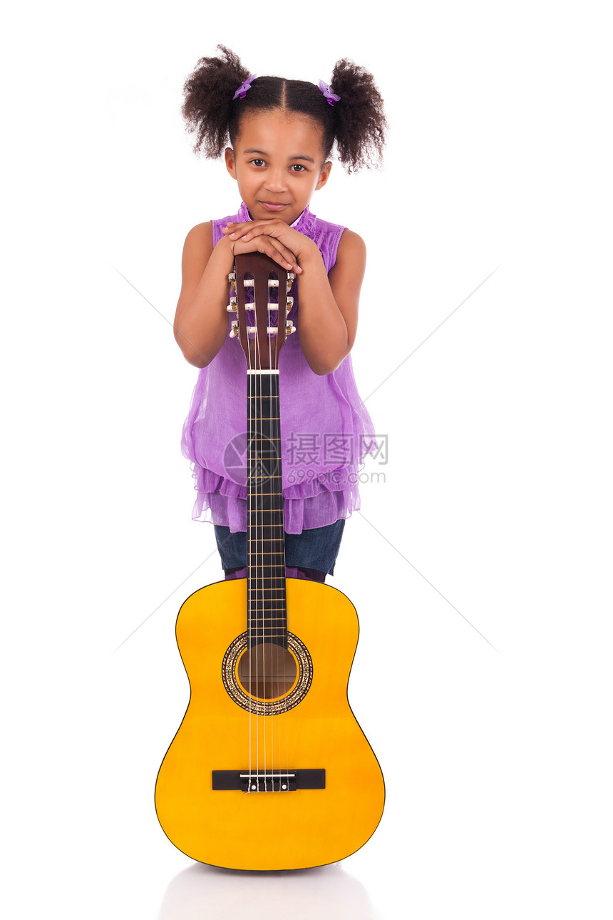 白人背景吉他手的年轻女孩岩石演员工作室女性空气星星艺术家唱歌音乐家音乐图片
