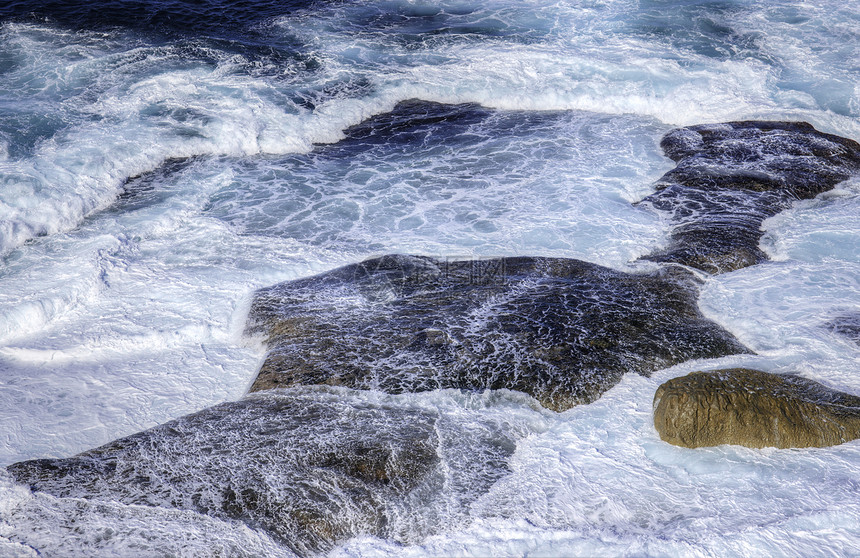 冲撞岩石的海洋海浪旅行阳光环境天空冲浪风景海岸蓝色碰撞海滩图片