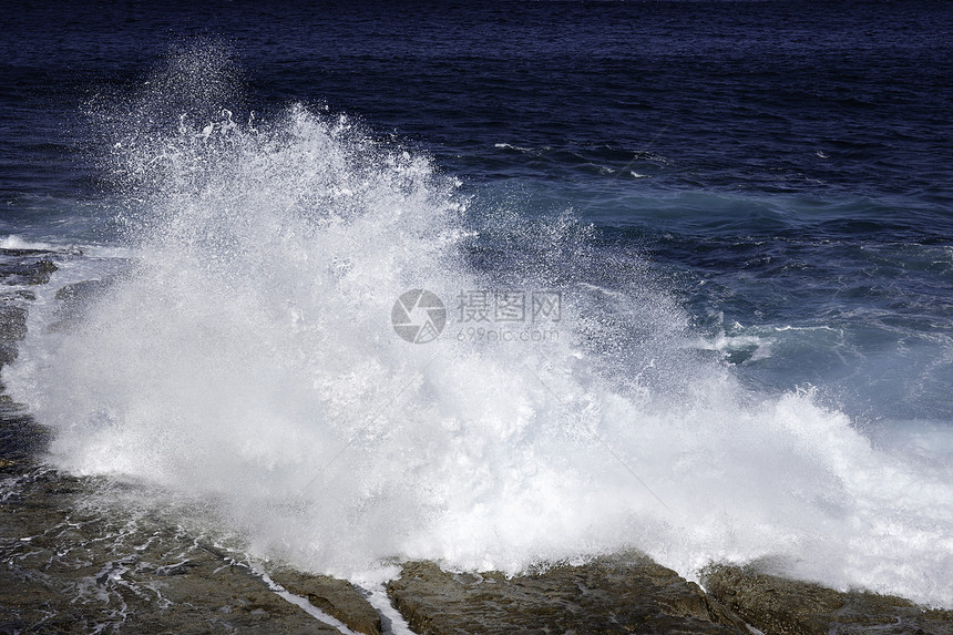 冲撞岩石的海洋海浪天气天空风景破岸环境海滩阳光碰撞蓝色海岸图片