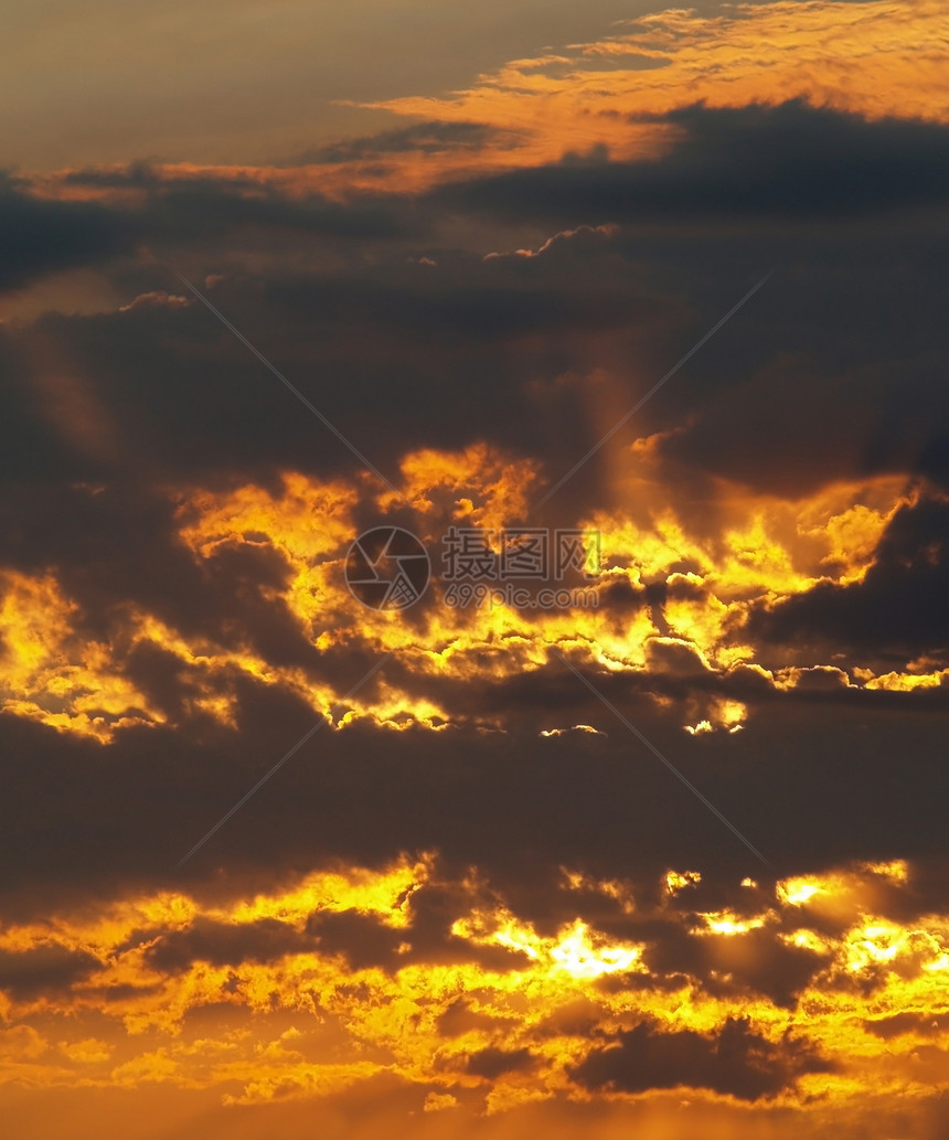 日出时有厚云的金色戏剧天空场景阳光金子戏剧性风景云景橙子风暴天堂黄色图片