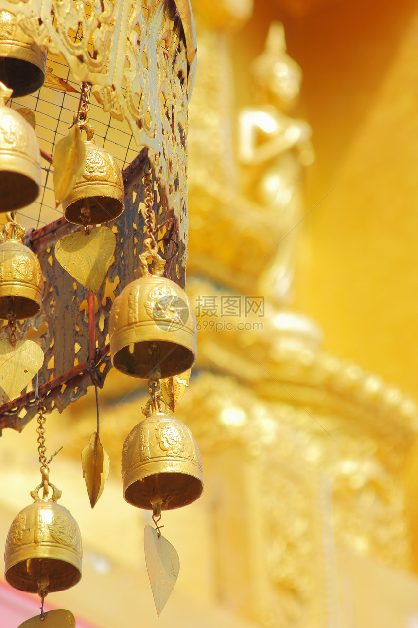 古老的黄铜佛教钟金子天空寺庙城市宗教建筑祷告金属传统戒指图片