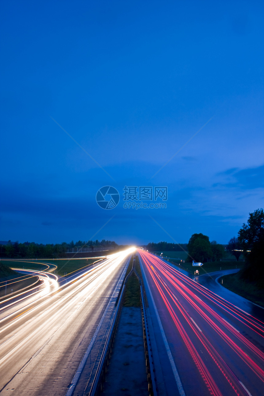 汽车在高速公路上行驶的模糊速度交通技术大灯旅行车道白色街道运动运输图片