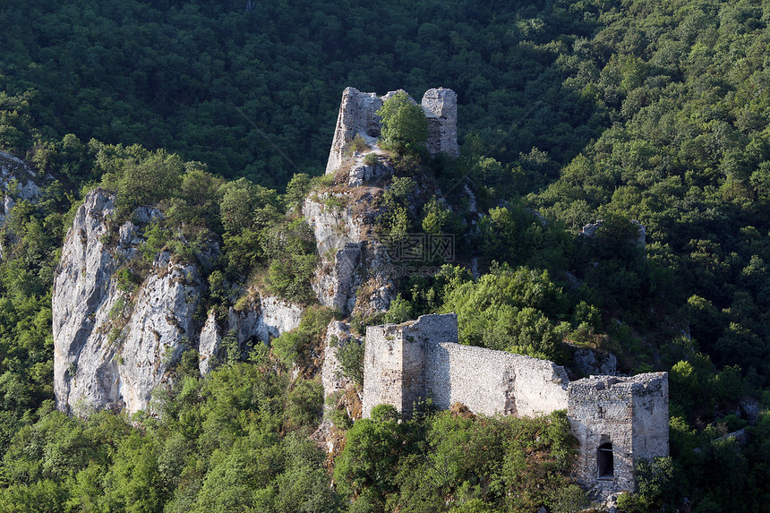 山地上的老旧被毁坏的堡垒图片
