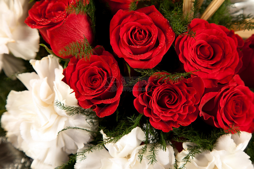 红花和白玫瑰花团问候语收藏礼物花瓣篮子纪念日玫瑰周年绿色植物花朵图片