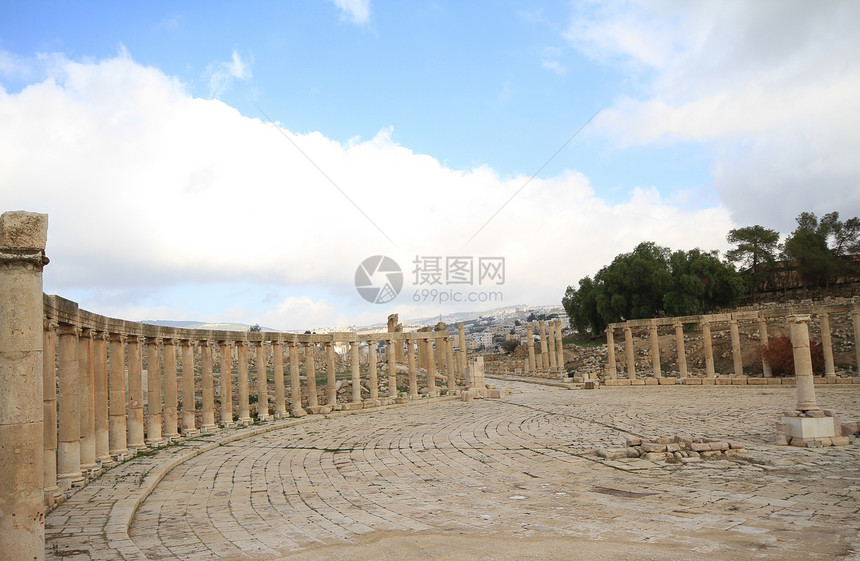 约旦贾拉什奥瓦尔广场文明柱子考古学废墟天空石头入口旅行寺庙沙漠图片