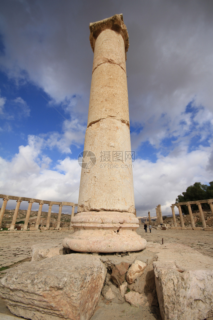 约旦贾拉什奥瓦尔广场石头寺庙入口旅行帝国历史考古学柱子沙漠纪念碑图片