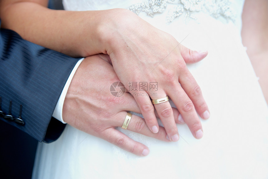 结婚夫妇的手图片