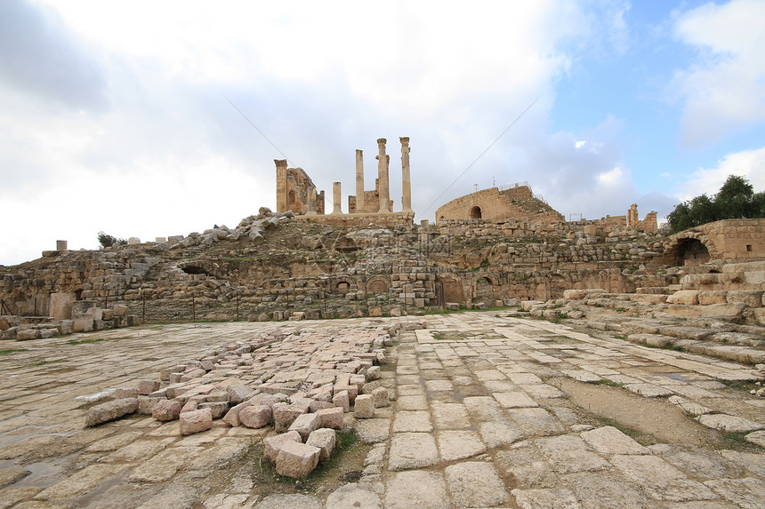 约旦贾拉什 宙斯寺柱子历史废墟纪念碑石头首都帝国文明寺庙天空图片
