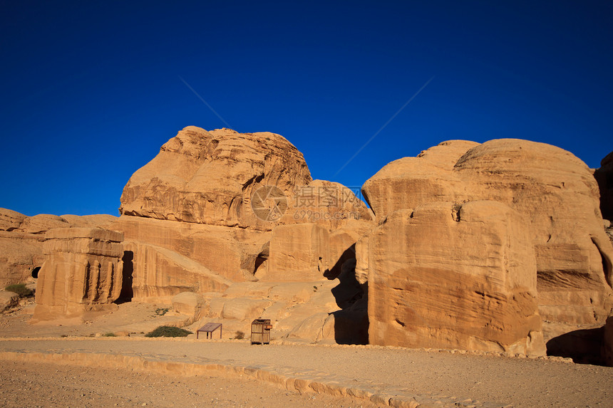 约旦失落的岩石城游客世界雕刻古董建筑学旅游遗产文化城市沙漠图片