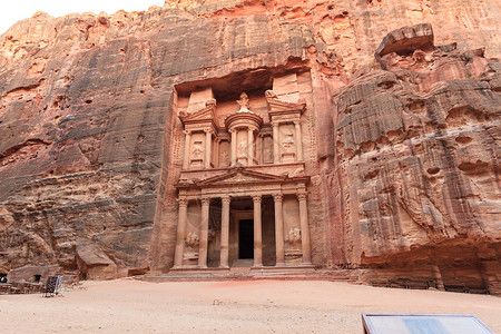 沙漠宝藏财政部在约旦佩特拉的幌子金库寺庙建筑学遗产砂岩宝藏旅行红色岩石文明背景