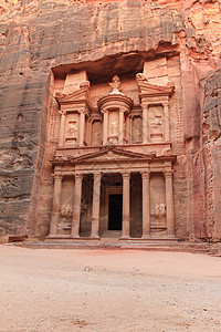 财政部在约旦佩特拉的幌子旅行历史建筑学寺庙文化宝藏雕塑文明砂岩红色背景图片