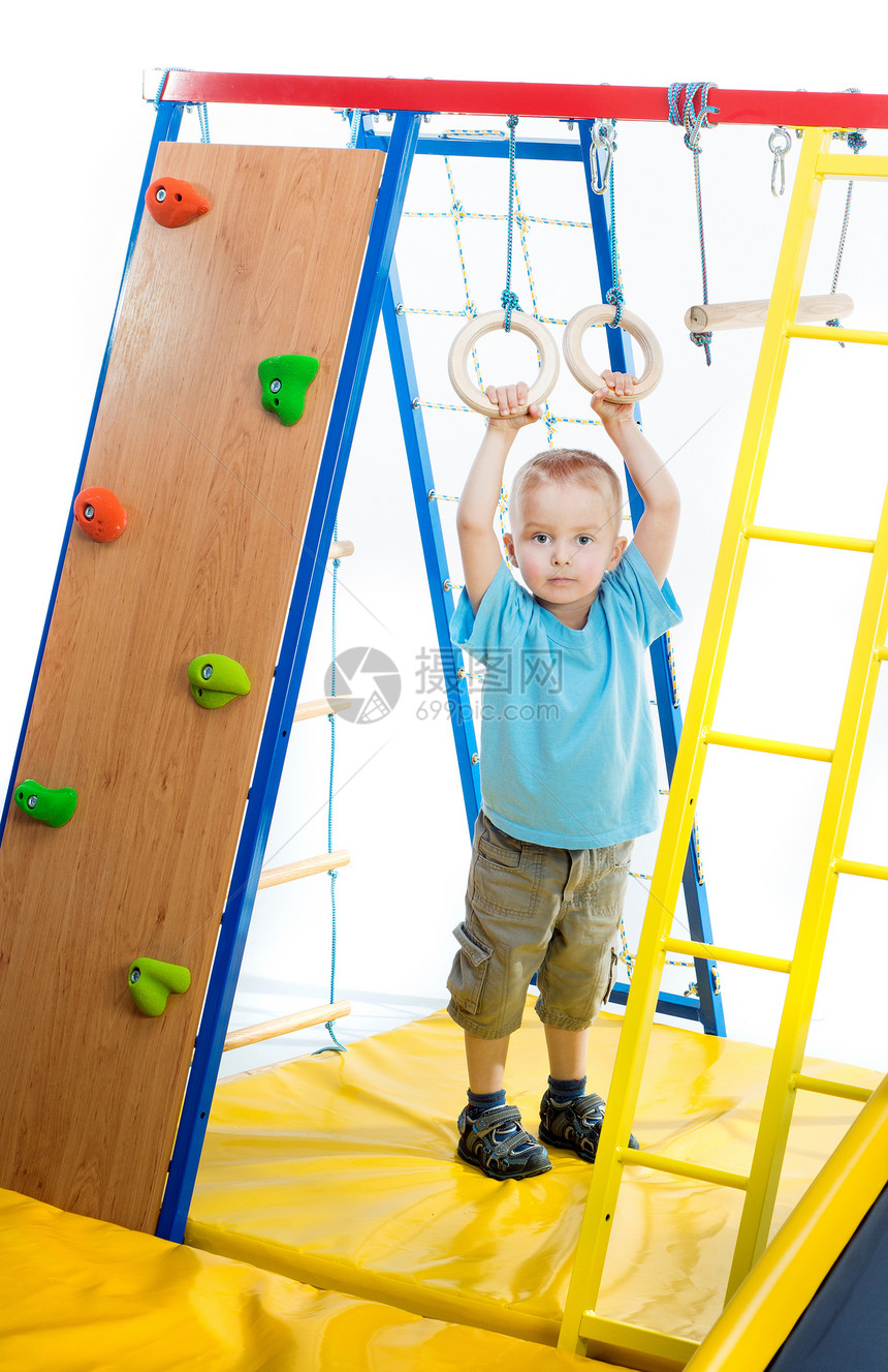 男孩在游乐场上玩具孩子娱乐操场童年游戏男生闲暇民众登山者图片