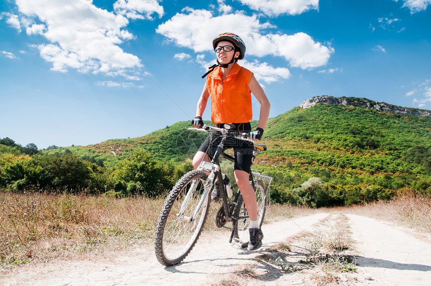 山山骑车天空运动男人活动岩石速度自行车车轮山地车场景图片