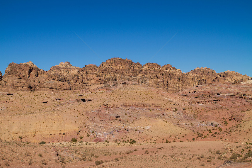 约旦佩特拉的景观文化雕刻金库石头历史岩石沙漠旅行红色遗产图片