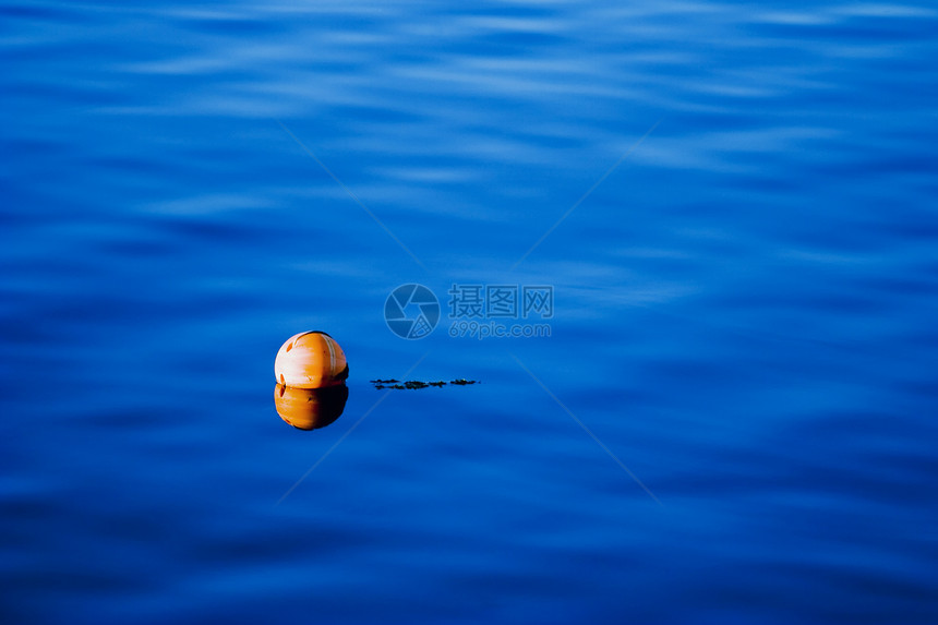 蓝色海水上的橙色浮标图片