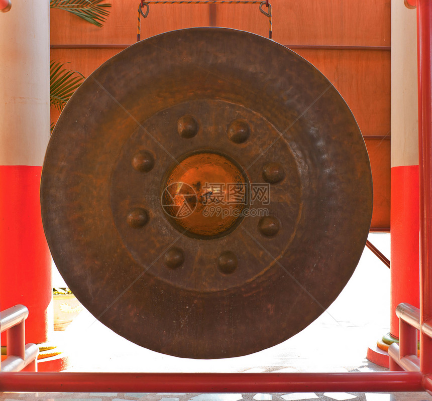 在寺庙内教堂前的泰式传统绞索乐器艺术黄铜木头盘子金子宗教罢工磁盘音乐图片