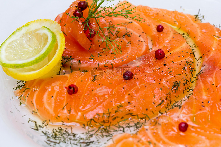 含有粉红胡椒的鲑鱼卡帕西奥起动机烹饪鳟鱼海鲜食物早餐鱼片草本植物美食餐厅图片