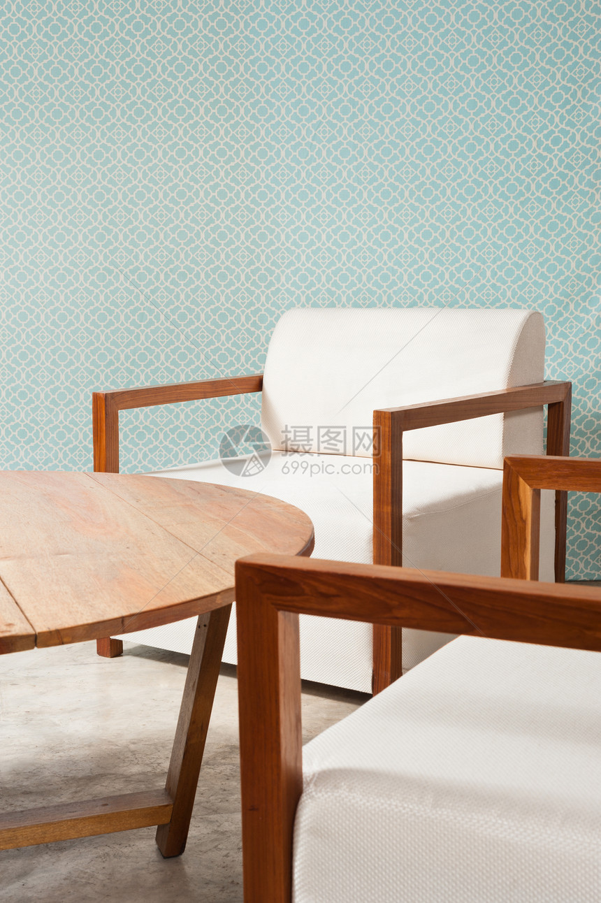 客厅中的棕白家具蓝色房间扶手椅房子建筑学设计师墙纸桌子地面木头图片