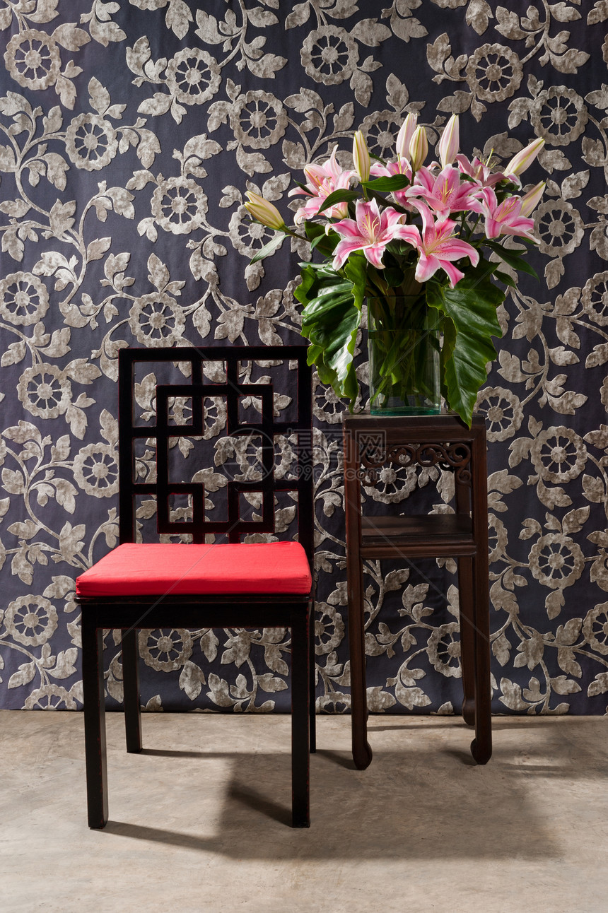 黑红椅和侧桌花红建筑学织物扶手椅花朵椅子地面枕头餐具柜奢华图片