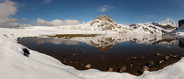 山脉图西班牙阿斯图里亚斯州埃尔西纳湖背景