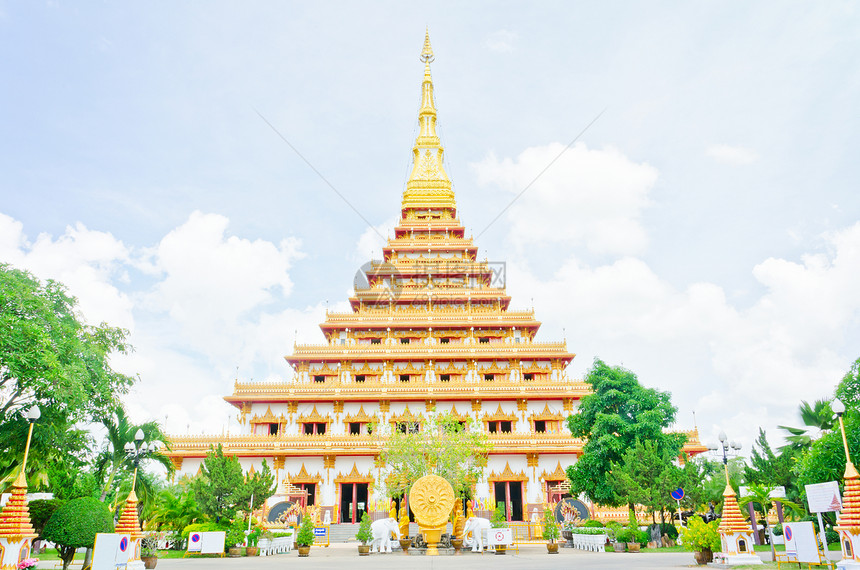 泰国寺庙的金塔金子旅行蓝色旅游游客佛教徒精神艺术考古学遗产图片