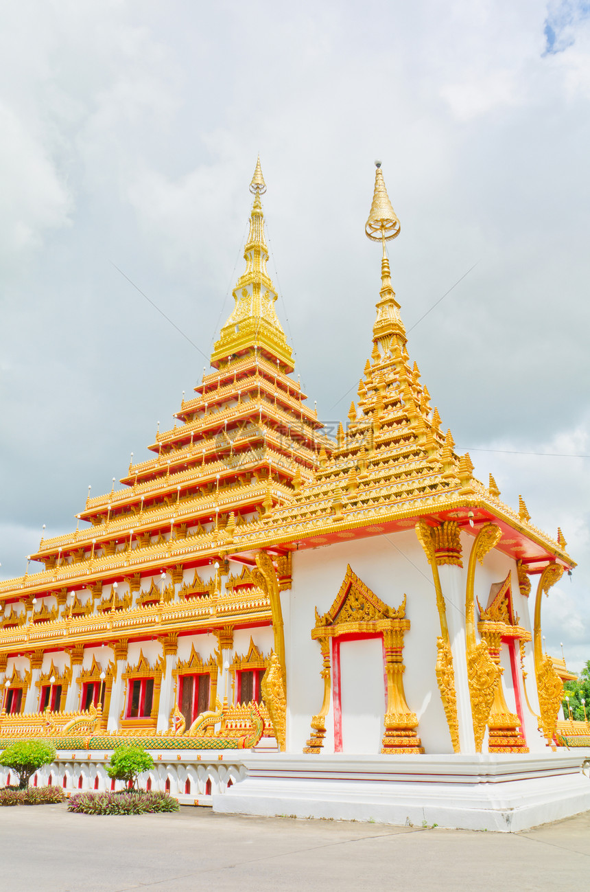 泰国寺庙的金塔考古学文化宗教遗产旅游佛教徒金子建筑学天空历史图片