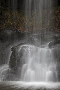 西班牙坎塔布里亚的瀑布高清图片