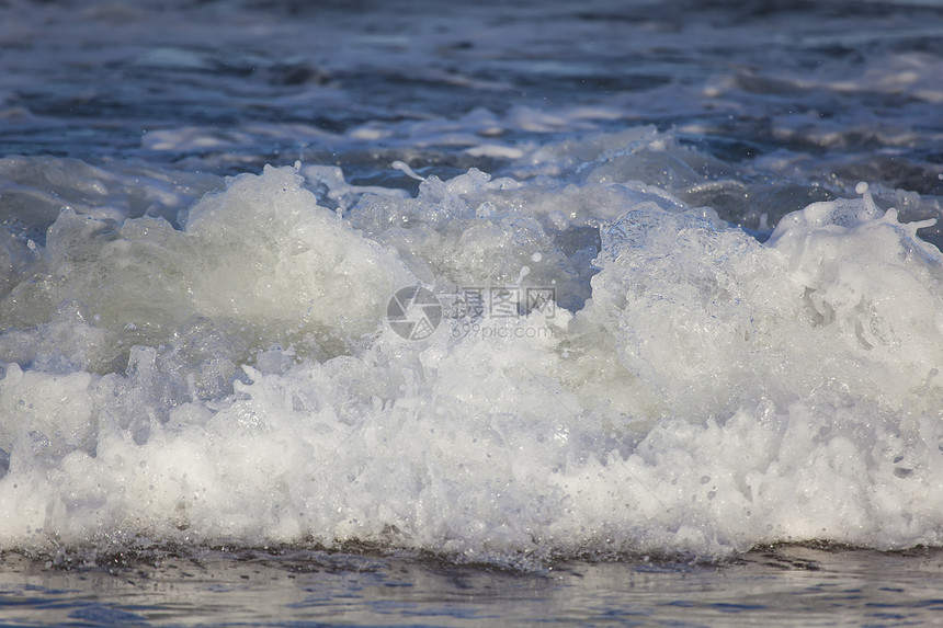 西班牙坎塔布里亚科米利亚斯的波浪图片