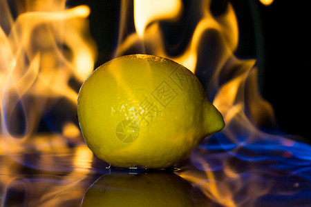 柠檬在烈火中的火焰中燃烧娱乐蔬菜黄色食物水果高清图片