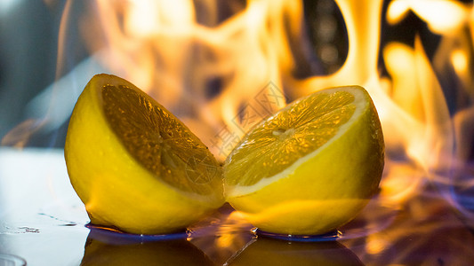 柠檬在烈火中的火焰中水果燃烧食物娱乐黄色蔬菜高清图片